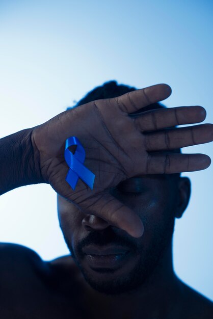 Портрет афро-американского мужчины с голубой лентой