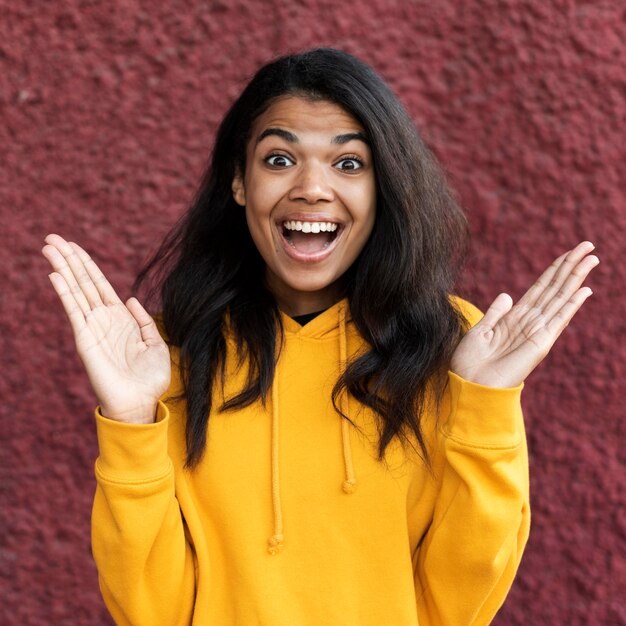 Free photo portrait of african american woman looking surprised