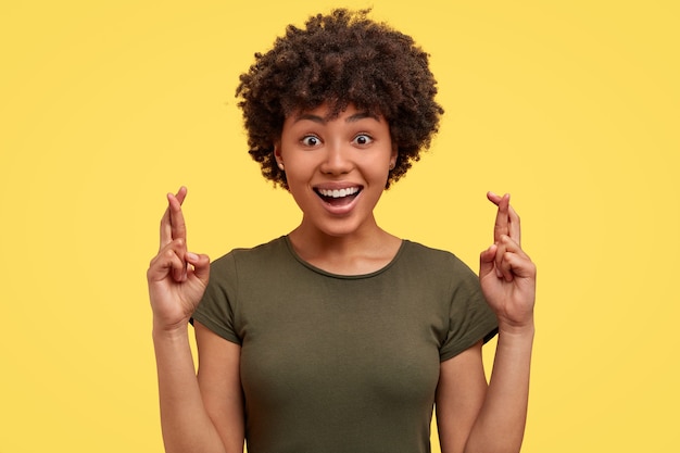 Foto gratuita ritratto di donna afro-americana in posa