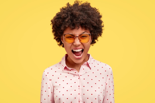 Free photo portrait of african american woman posing