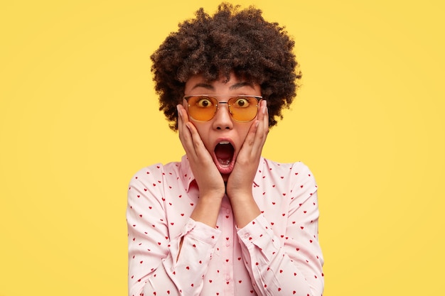 Foto gratuita ritratto di donna afro-americana in posa