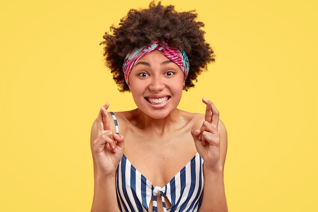 Foto gratuita ritratto di donna afro-americana in posa