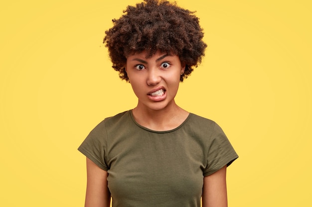 Foto gratuita ritratto di donna afro-americana in posa