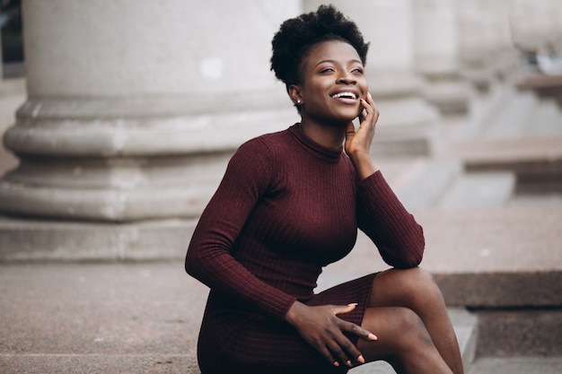 Портрет женщины афро-американских женщин, сидя на лестнице