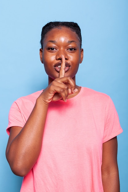 Free photo portrait of african american young woman whispering confidential secret