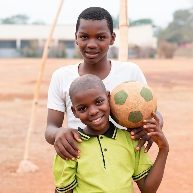 Портрет африканских мальчиков с футбольным мячом