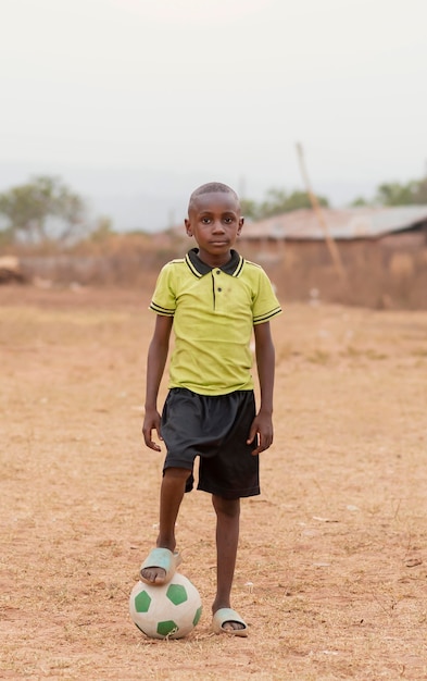Портрет африканского ребенка с футбольным мячом