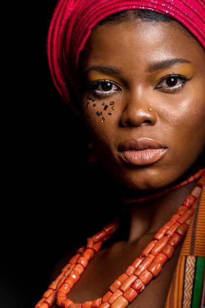 伝統的なアクセサリーのクローズアップを身に着けているアフリカの女性の肖像画