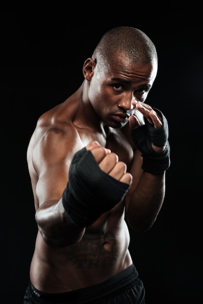 Портрет афроамериканского боксера позирует в боксерской повязке