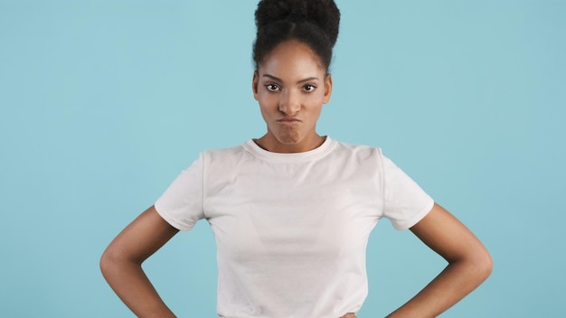 Free photo portrait of angry serious african american girl aggressively looking in camera over colorful background