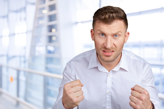 Free photo portrait of angry young man