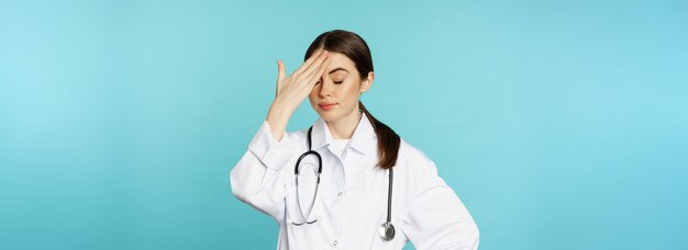 腹が立つ疲れた女性医師の顔手のひらロールの肖像画は、愚かな代役に悩まされてイライラした