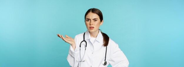 Портрет раздраженной уставшей женщины-врача закатывает глаза, расстроенная чем-то глупым