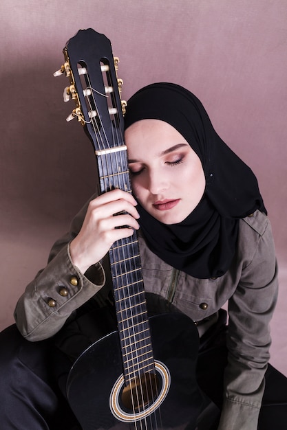 Foto gratuita ritratto di donna araba con chitarra