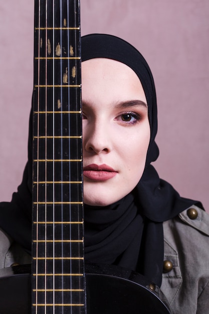 기타와 함께 아랍 여자의 초상화