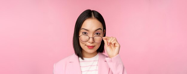 안경을 쓴 아시아 여성 사업가의 초상