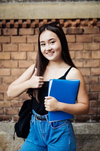 Foto gratuita ritratto di uno studente universitario asiatico nel campus