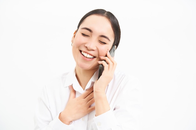 Free photo portrait of asian corporate woman businesswoman talks on mobile phone has conversation over cellphon