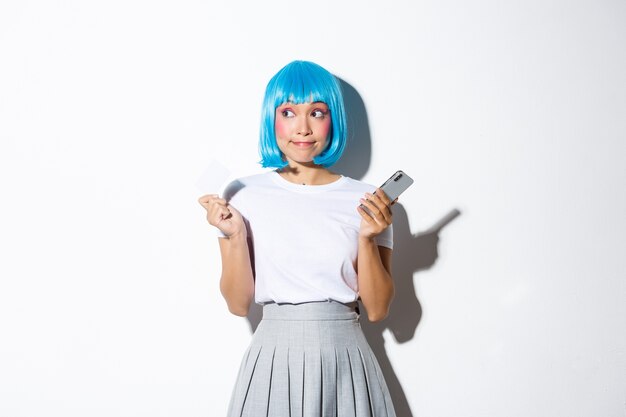 Портрет азиатской девушки в синем коротком парике