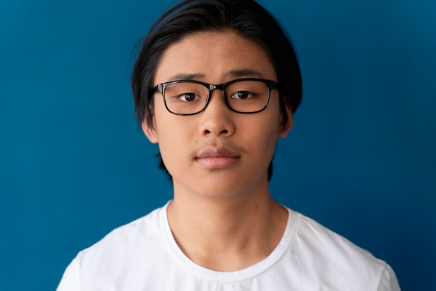 眼鏡をかけてアジアの十代の少年の肖像画