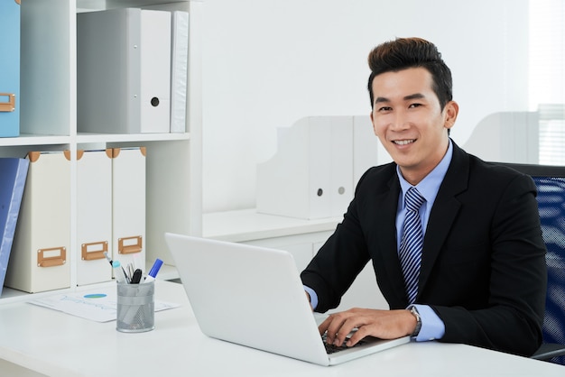 Free photo portrait of asian white collar worker