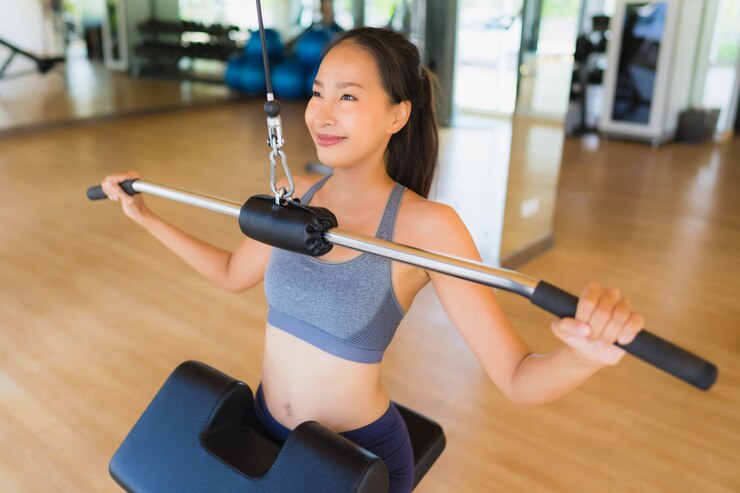 無料Photo アジアの女性の肖像画運動とジムでエクササイズ
