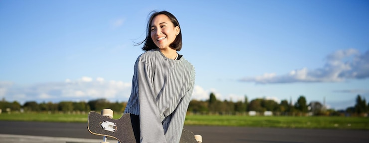 無料Photo ロングボードを握ったアジア人女性の肖像画 ⁇ スケートボードを握った韓国人女性の肖像画 ⁇ 