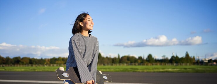 無料Photo ロングボードを握ったアジア人女性の肖像画 ⁇ スケートボードを握った韓国人女性の肖像画 ⁇ 