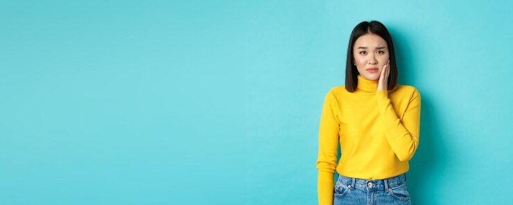 免費 Photo 亞洲年輕女性的肖像, 觸摸臉, 眉毛眉, 看起來很悲傷,