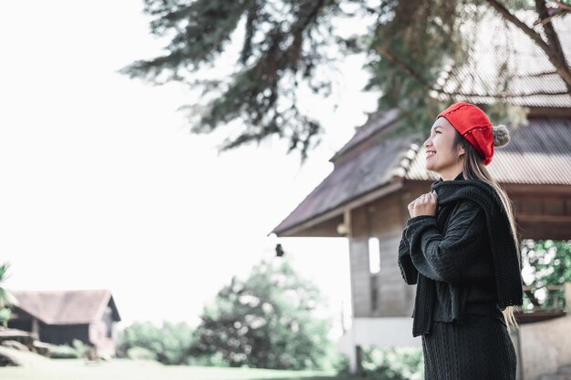 Ritratto di giovane donna asiatica in costume invernale che prega al mattino nel bosco il cristianesimo e la fede sperano nel concetto di amore