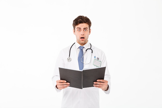 Free photo portrait of an astonished young male doctor