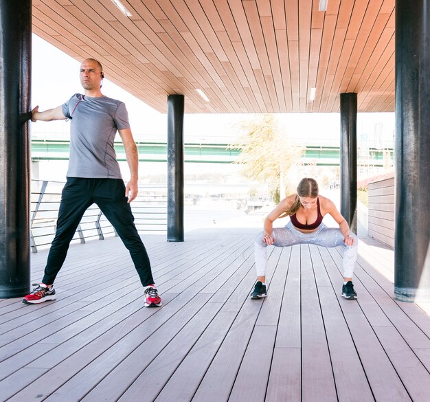 Портрет пары спортсмен делает упражнения на растяжку