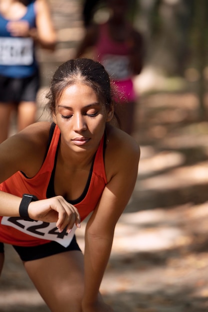 Free photo portrait of athletic woman participating in a cross country