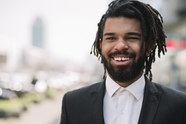 Free photo portrait of attractive afroamerican man