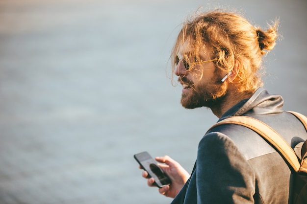 Free photo portrait of an attractive bearded man in earphones