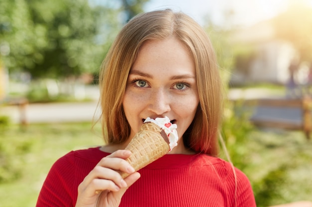 暖かい輝く目を持つ魅力的なブロンドの女性の肖像画