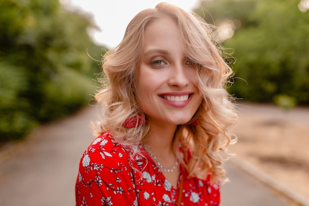 Портрет привлекательной стильной блондинки улыбается женщина в красной блузке летней моды наряд носить серьги улыбается