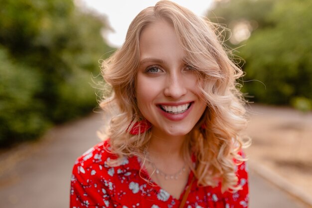 Портрет привлекательной стильной блондинки улыбается женщина в красной блузке летней моды наряд носить серьги улыбается