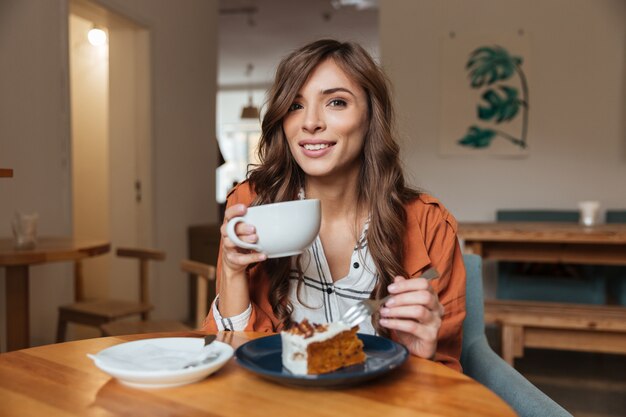 食べる魅力的な女性の肖像画