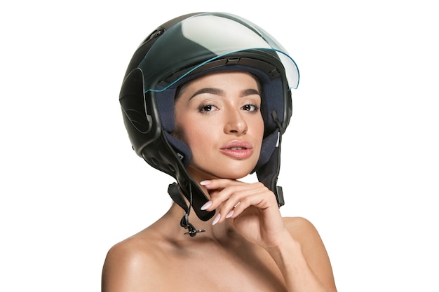 Портрет привлекательной женщины в мотоциклетном шлеме