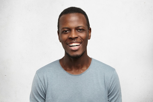 Free photo portrait of attractive young african male in good mood