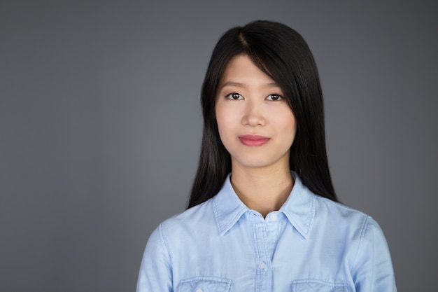 Free photo portrait of attractive young asian businesswoman