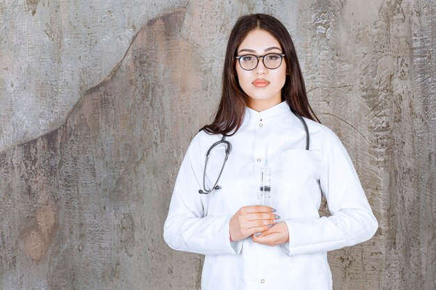 Портрет привлекательной молодой женщины-врача