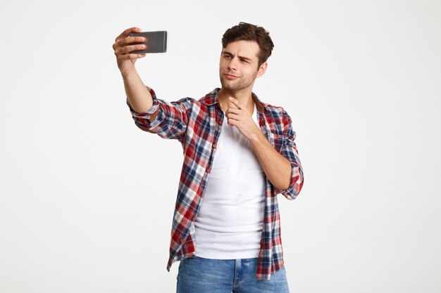 매력적인 젊은 남자는 selfie를 복용의 초상화