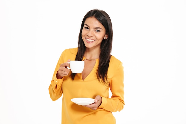 Портрет привлекательной молодой женщины, держащей чашку чая