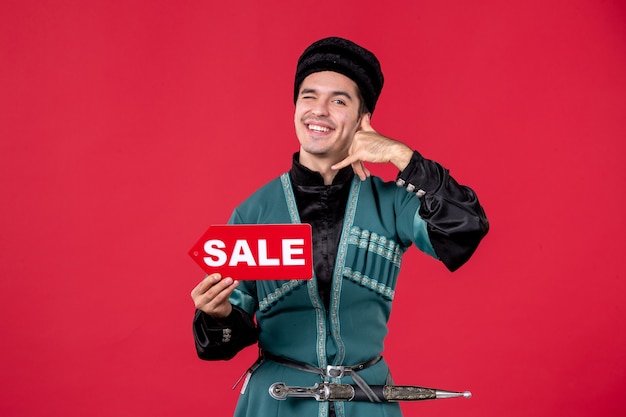 Free photo portrait of azeri man in traditional costume holding sale nameplate rednovruz shopping dancer money spring