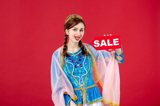 빨간색에 판매 명판을 들고 전통적인 드레스에 아제리 여자의 초상화