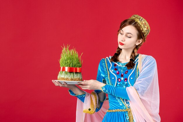 赤のsemeniと伝統的なドレスを着たアゼルバイジャンの女性の肖像画