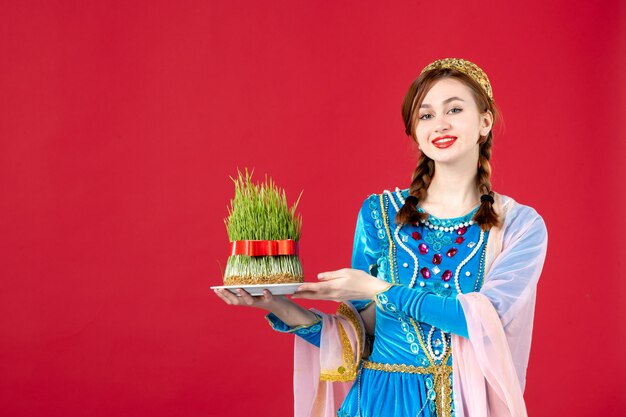 Портрет азербайджанской женщины в традиционной одежде с семени на красном
