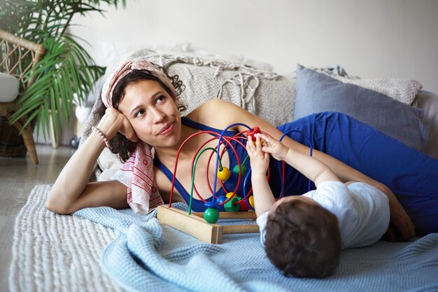 男の子と母親の肖像画